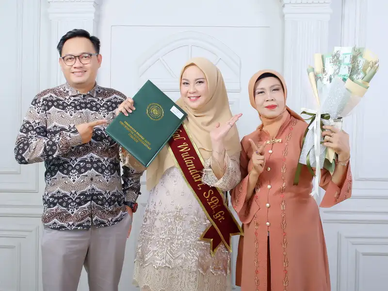 Foto wisuda di Studio Cirebon - momen kelulusan spesial